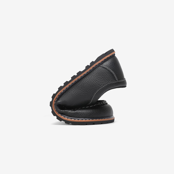 SAGUARO flexible casual shoes, Stitch I sole bending to show flexibility.